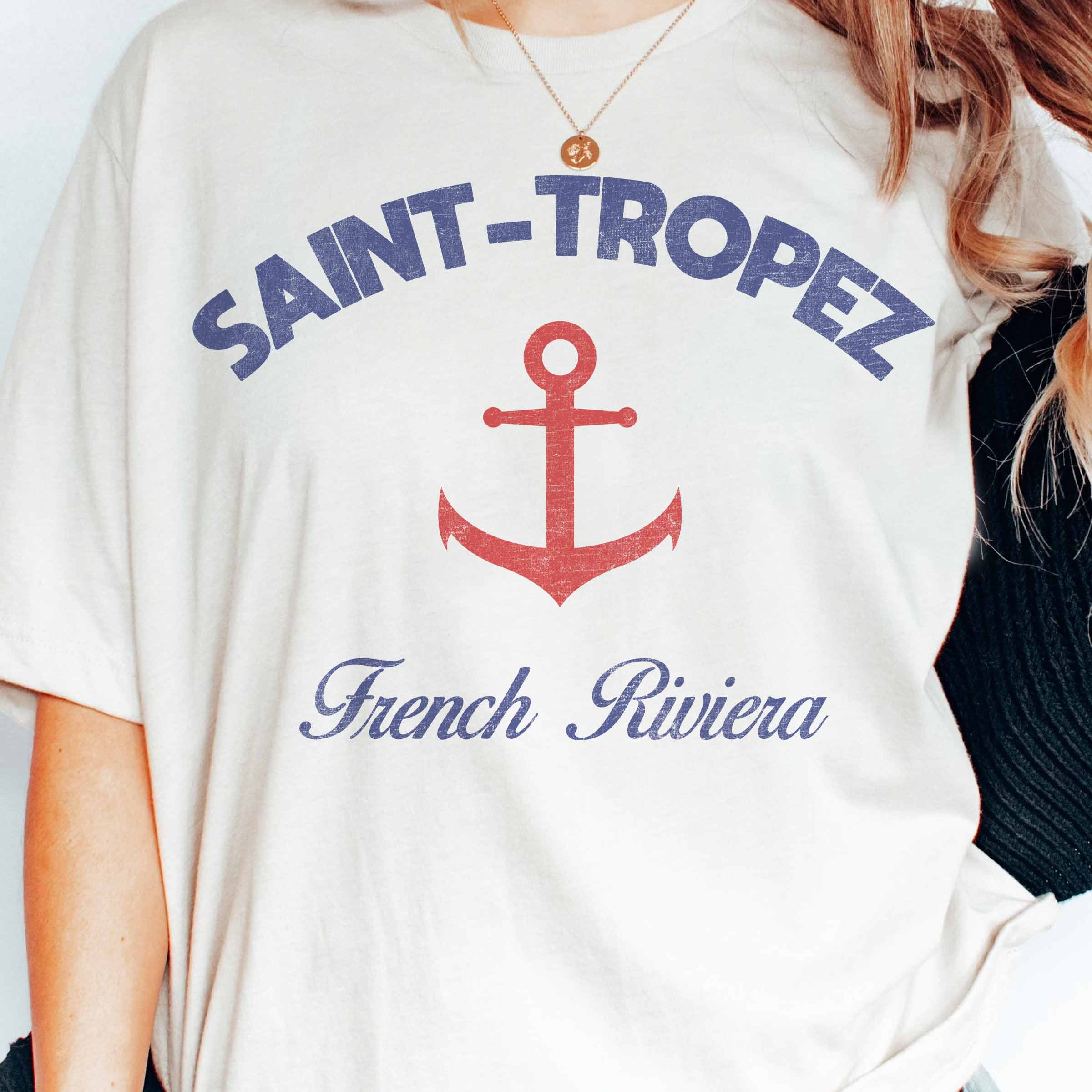 Saint Tropez Grafik-T-Shirt in hellbeige mit Ankerdesign und französischem Riviera-Text.