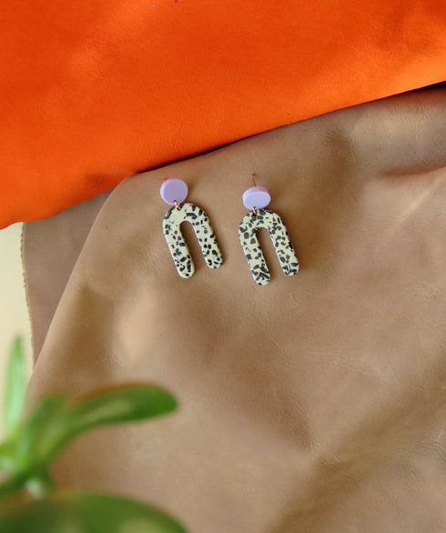 Statement Ohrringe | Slim Greige Dots Bogen