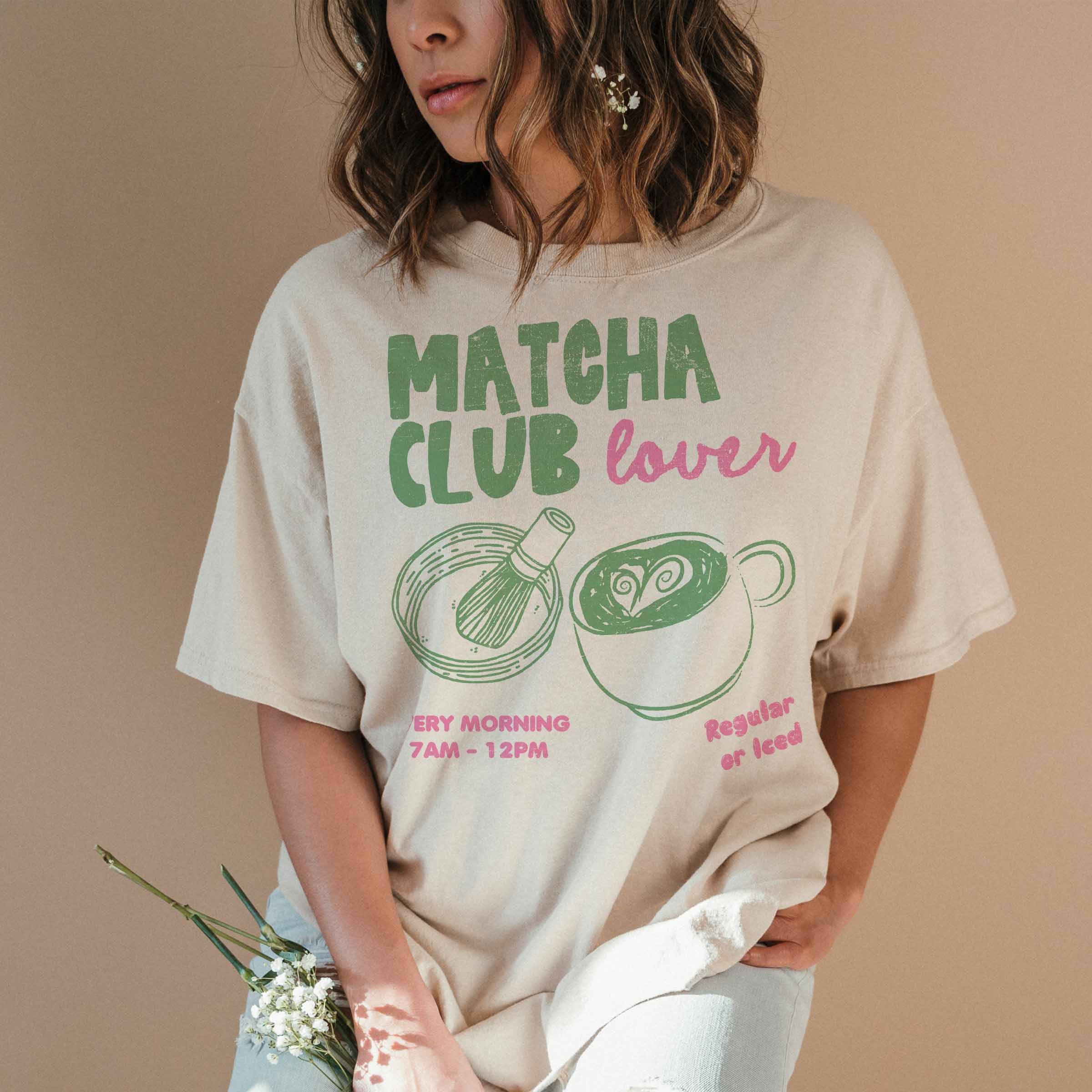 Modell trägt ein Matcha Club T-Shirt in übergroßer Passform mit Grafiken, ideal für entspannte Anlässe.