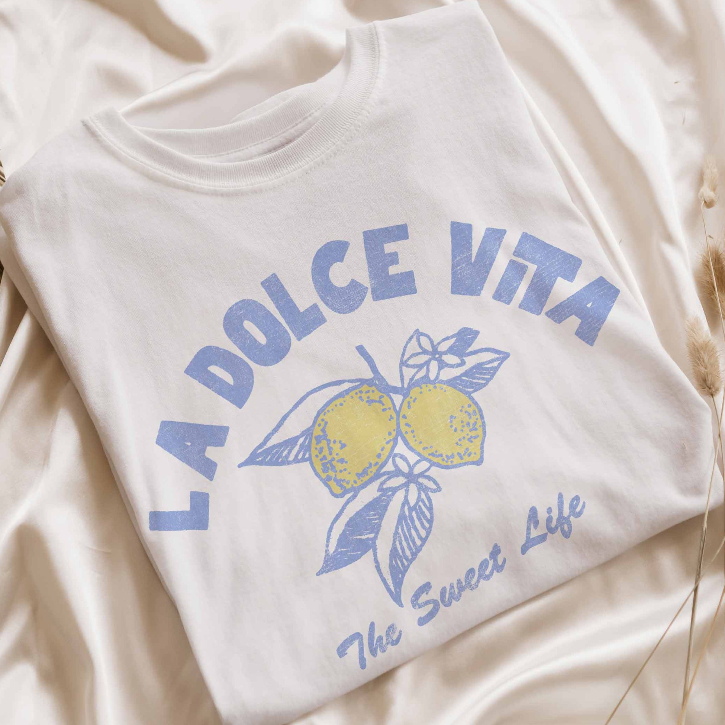 LA DOLCE VITA T-Shirt in weiß mit Grafikprint und entspannter Passform, ideal für legere Anlässe.