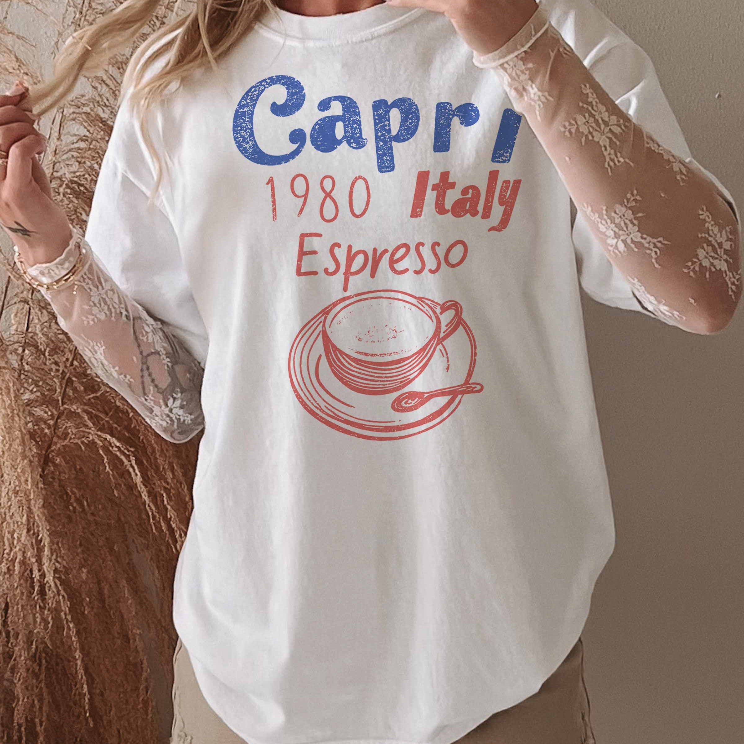 Oversized Grafik T-Shirt Capri in Weiß mit italienischem Espresso Design, lässig und bequem.