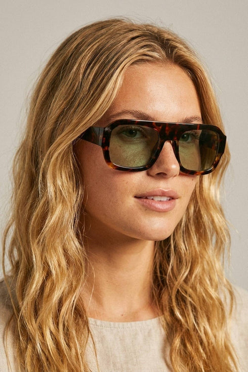 Quadratische Sonnenbrille | grüne Tönung