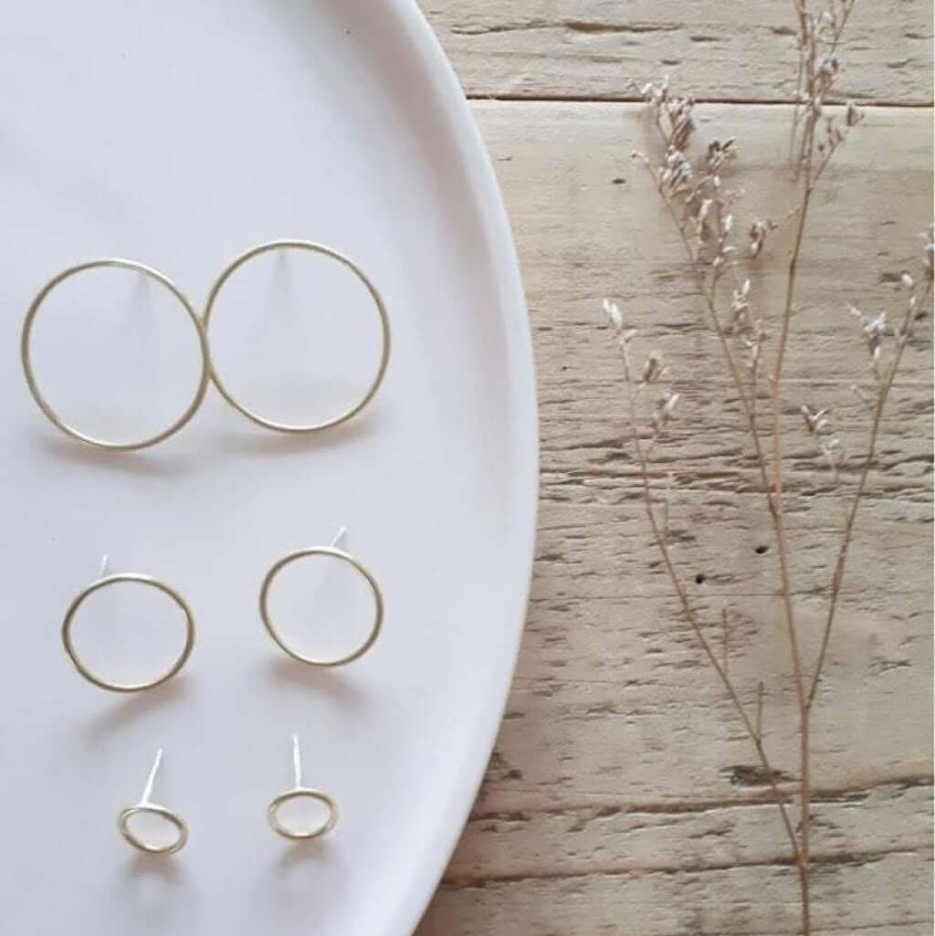 joyne.com | Ohrstecker rund outline div. Grössen von Clare Elisabeth Kilgour