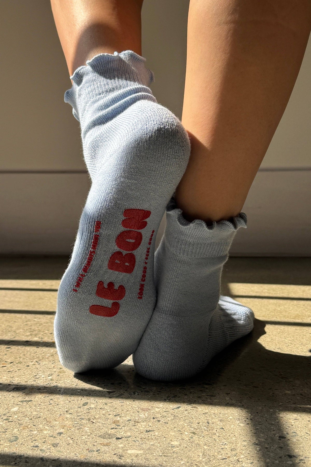 Rüschen-Hugger-Crew-Socken (Großhandel): HT. GREY / RED
