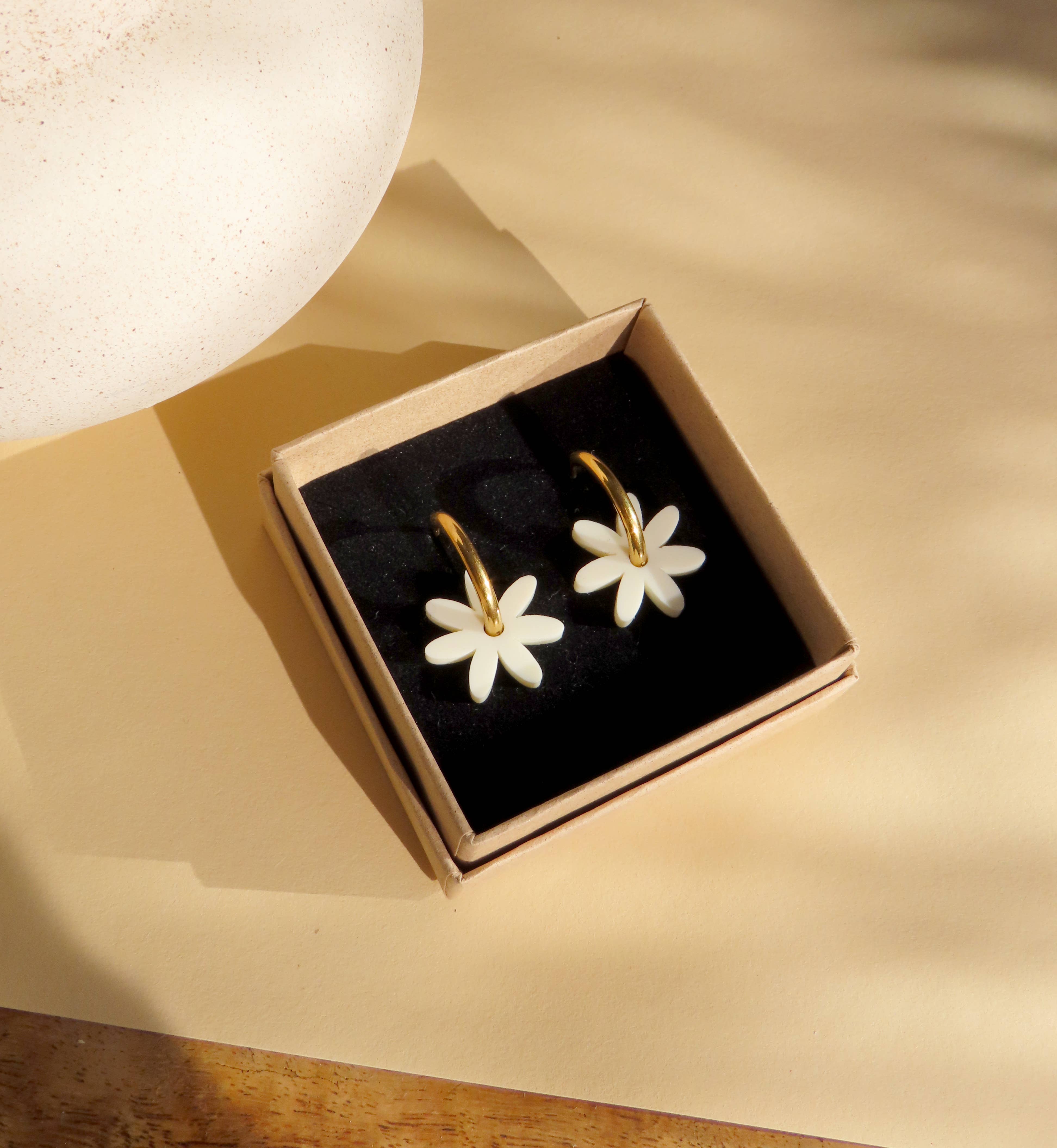 Earrings Hoops | white Daisy