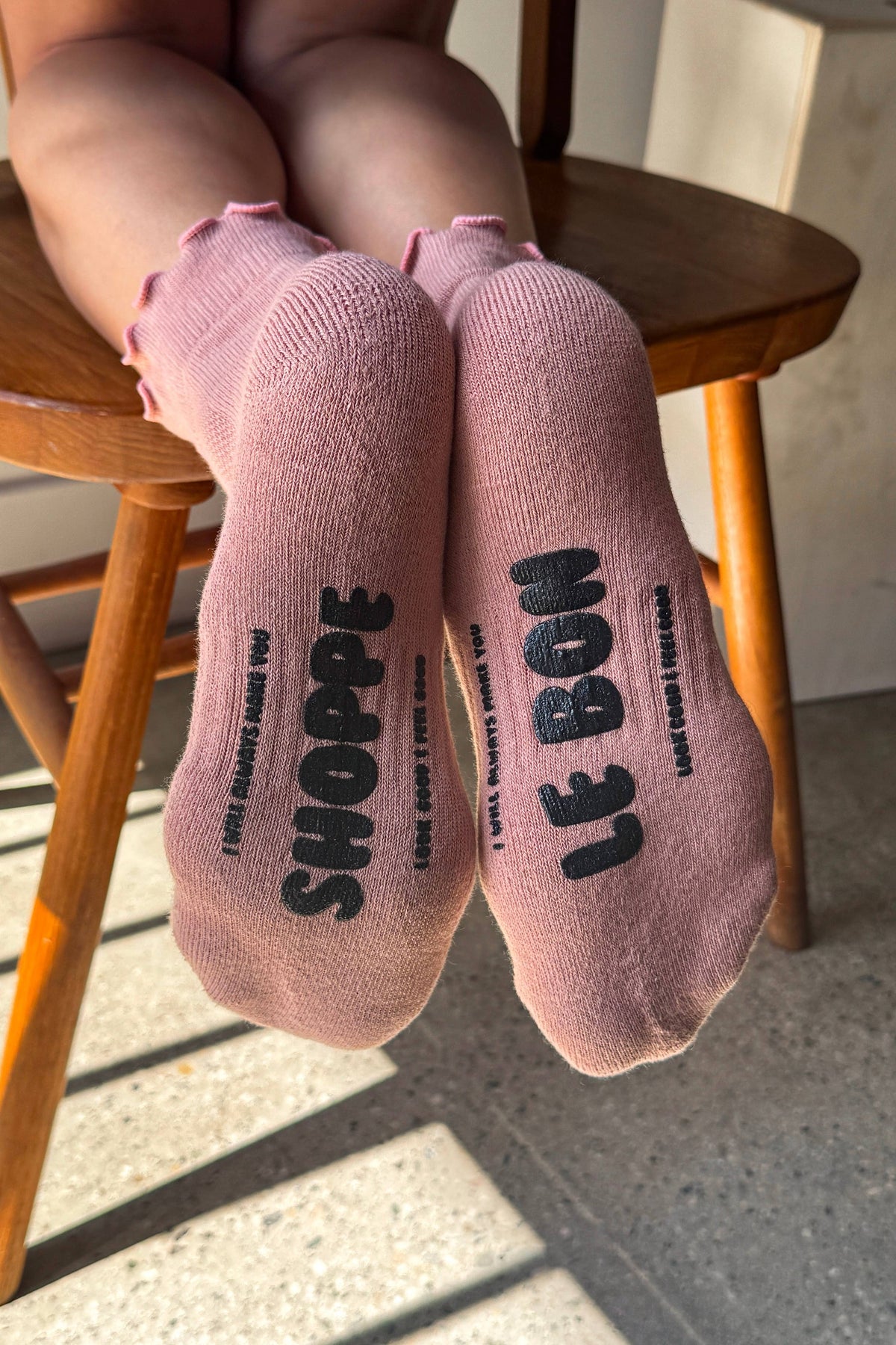 Rüschen-Hugger-Crew-Socken (Großhandel): VINTAGE PINK / BLACK