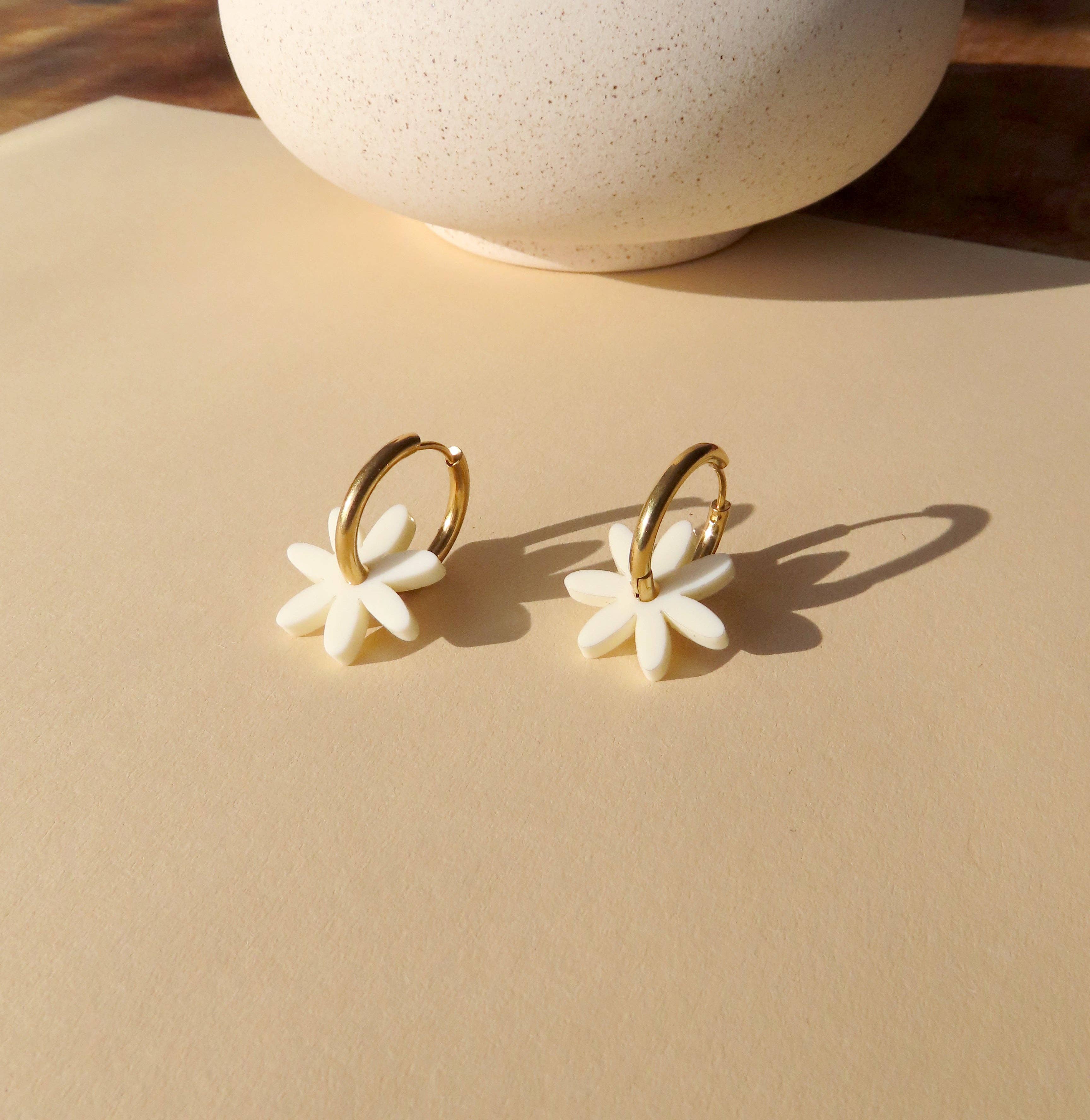 Earrings Hoops | white Daisy