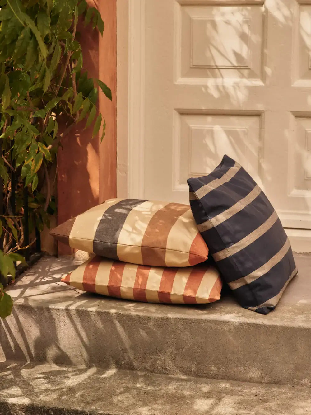 Outdoor Cushion Beach | indigo blue