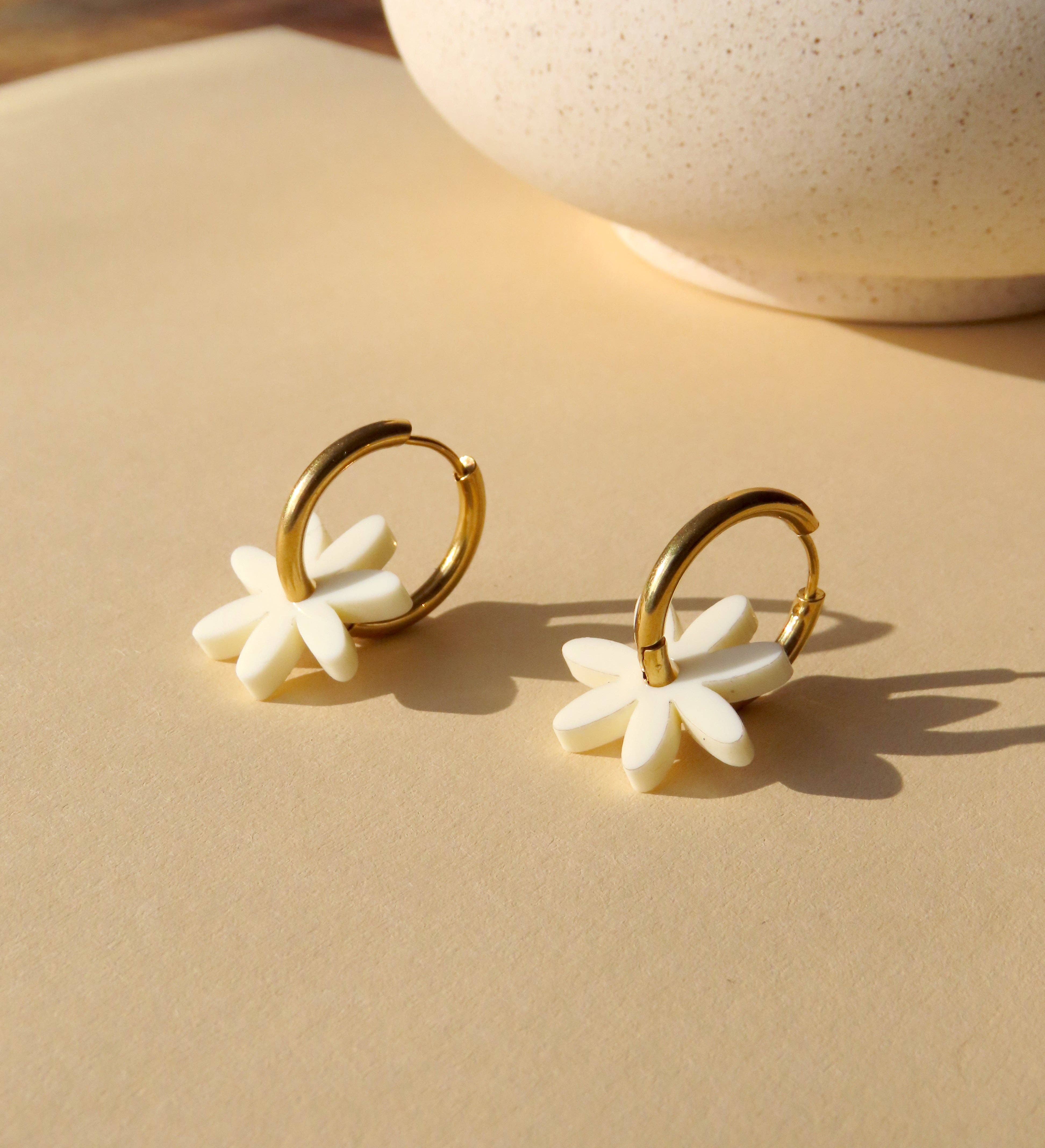 Earrings Hoops | white Daisy