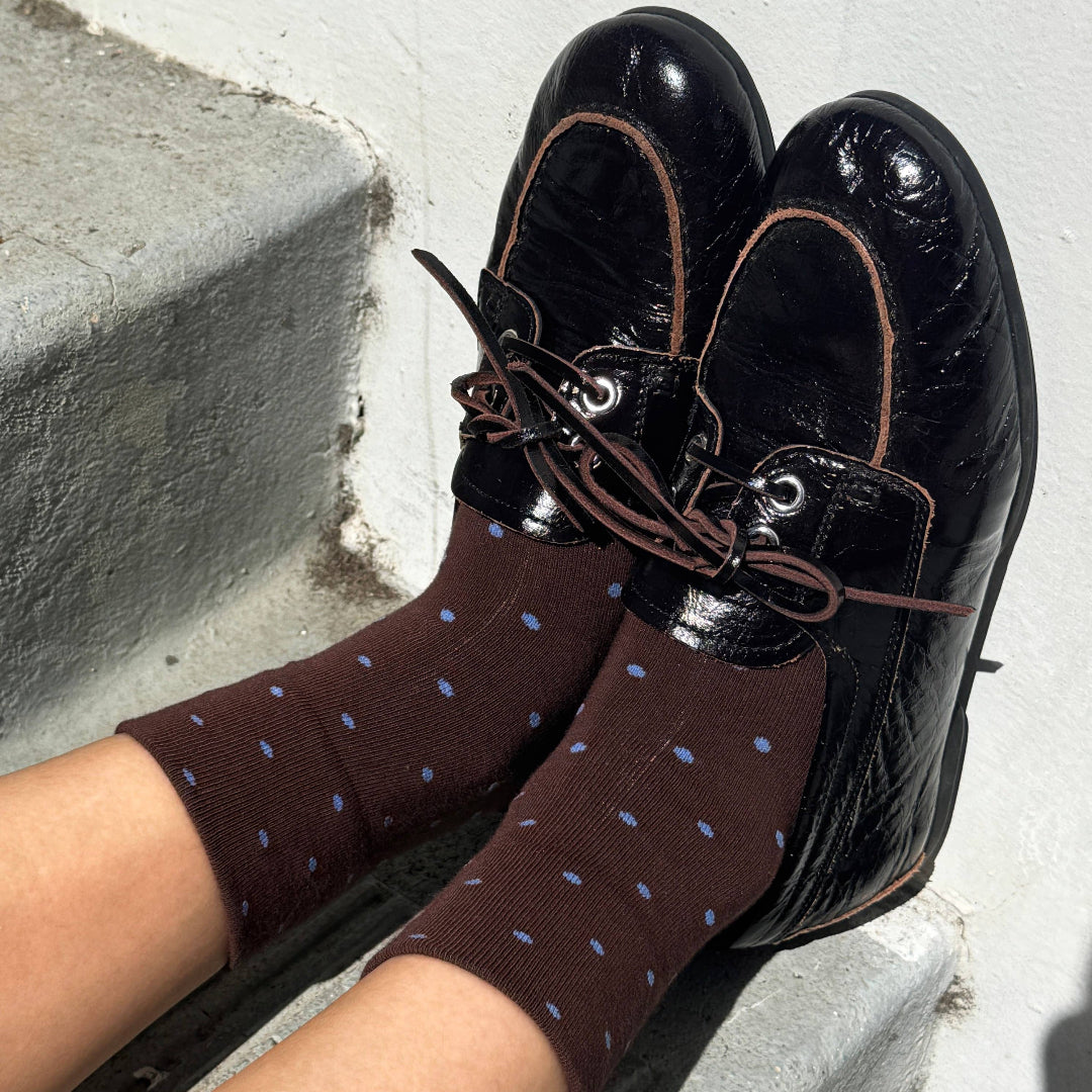 Sneaker Socken | Kakao & blue dots