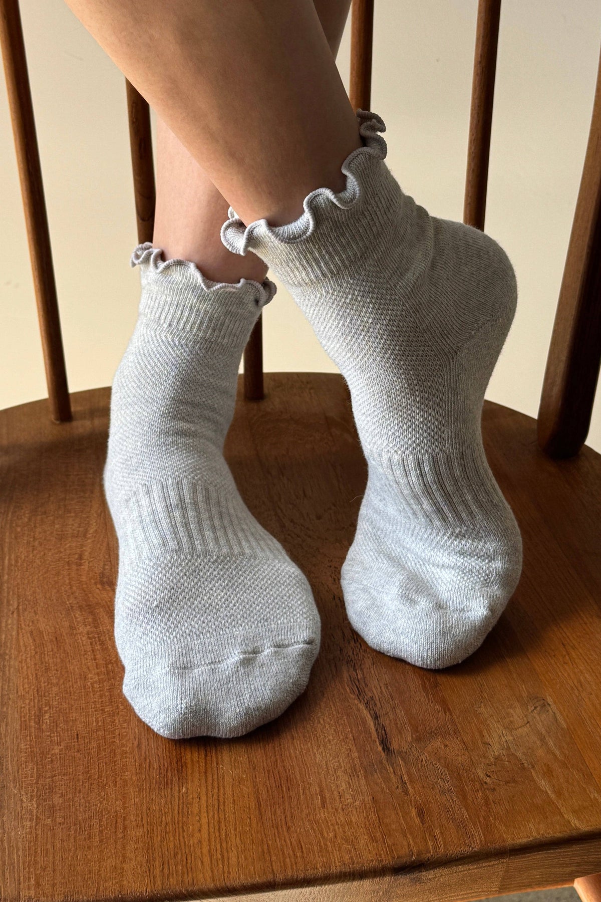 Rüschen-Hugger-Crew-Socken (Großhandel): HT. GREY / RED