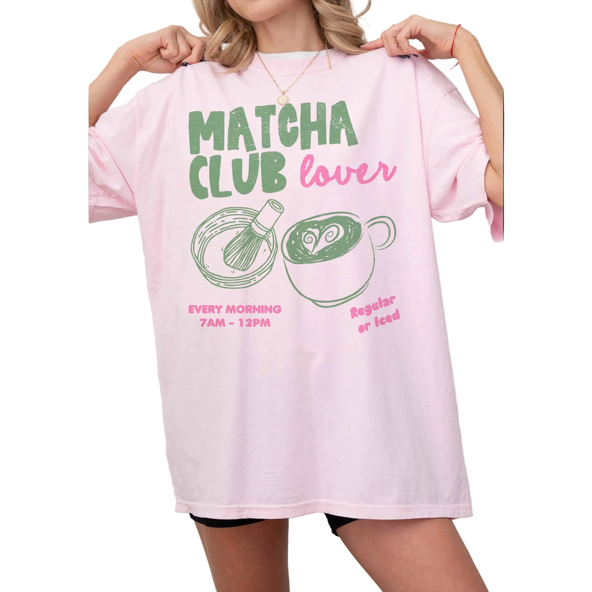 Grafik T-Shirt Matcha Club in Rosa mit entspannter Grafik und angenehm weichem Material.