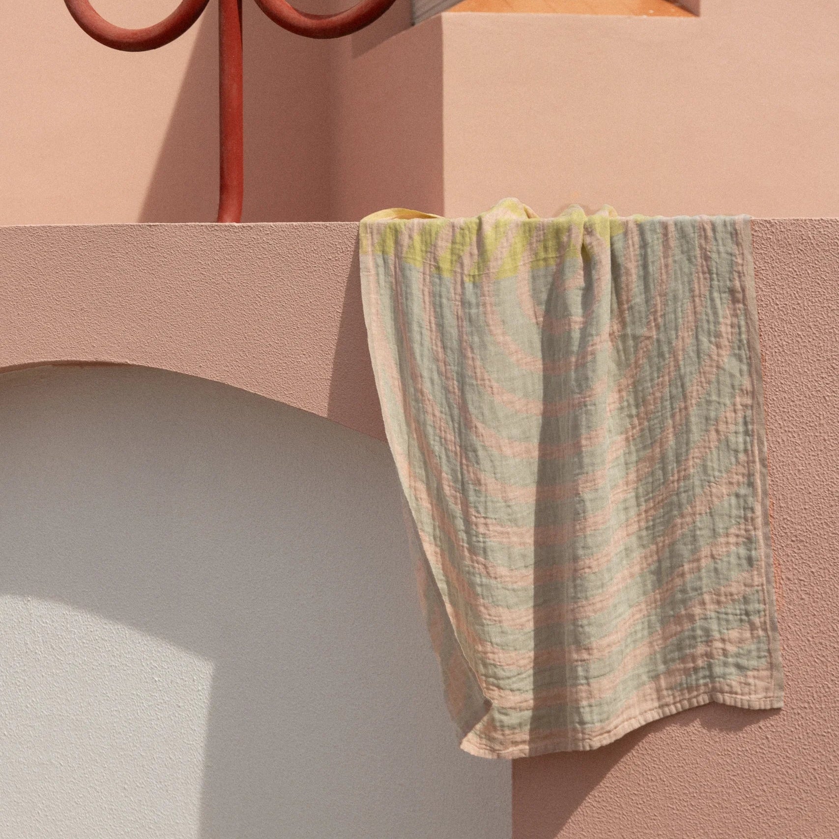 Drap de plage Metsälampi | rose-gris-citron vert