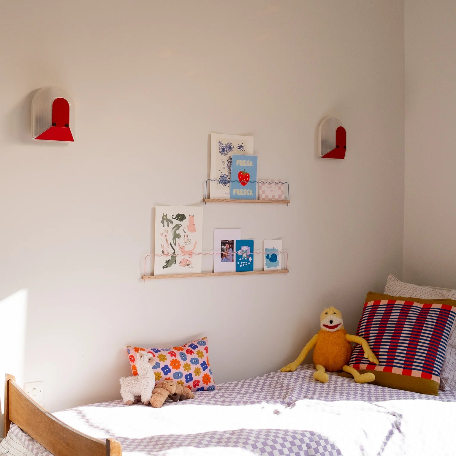 Ein hellblaues super-pose bilderleiste hellblau 50cm mit Postkarten und dekorativen Kissen im Kinderzimmer.