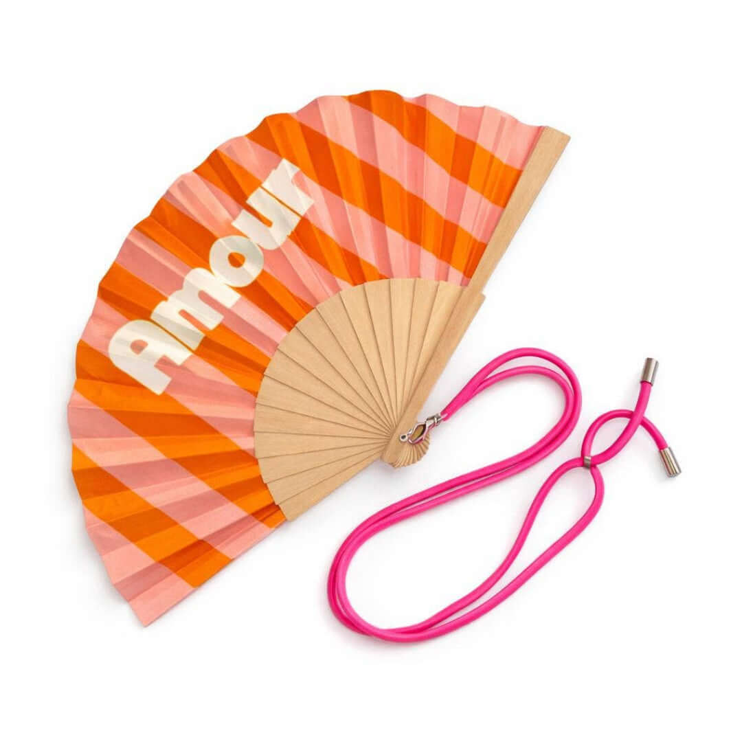 Stylische Fächer für den Sommer in lebendigen Farben mit der Aufschrift Amour und einem praktischen Trageband.
