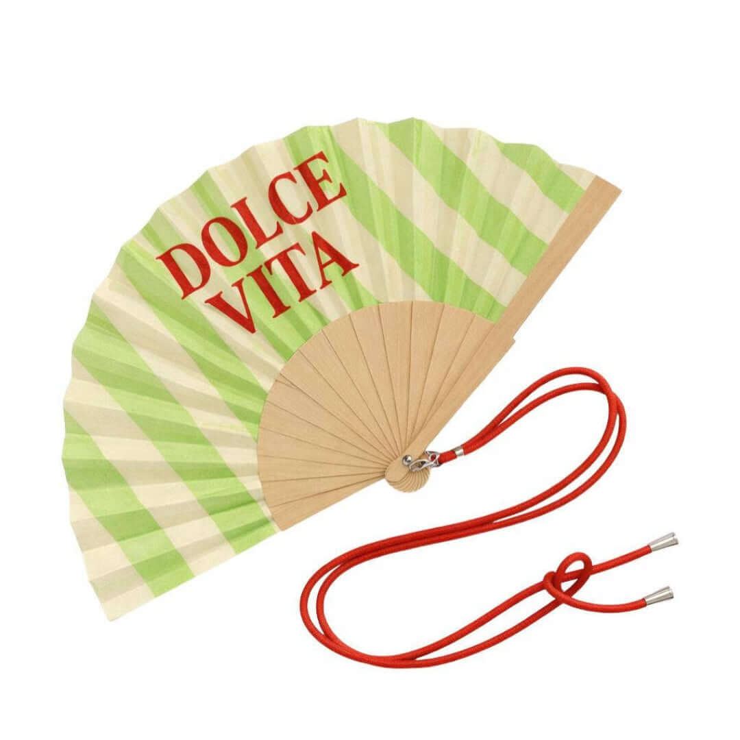 Stylische Fächer für den Sommer in Grün mit Dolce Vita Schriftzug und rotem Band.