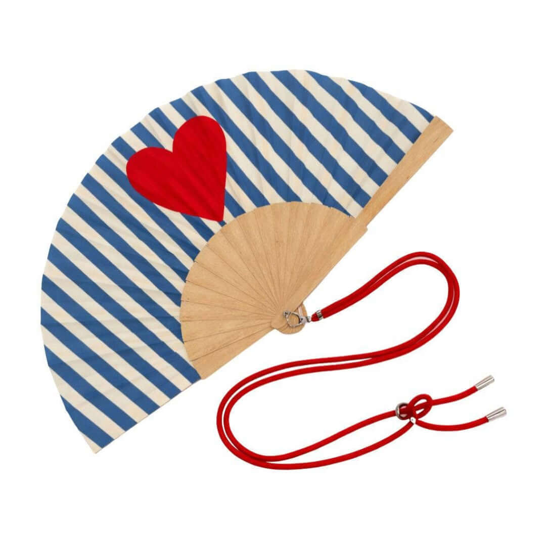 Woom Fächer Sommeraccessoire mit blau-weißen Streifen und rotem Herz, ideal für heiße Sommertage.