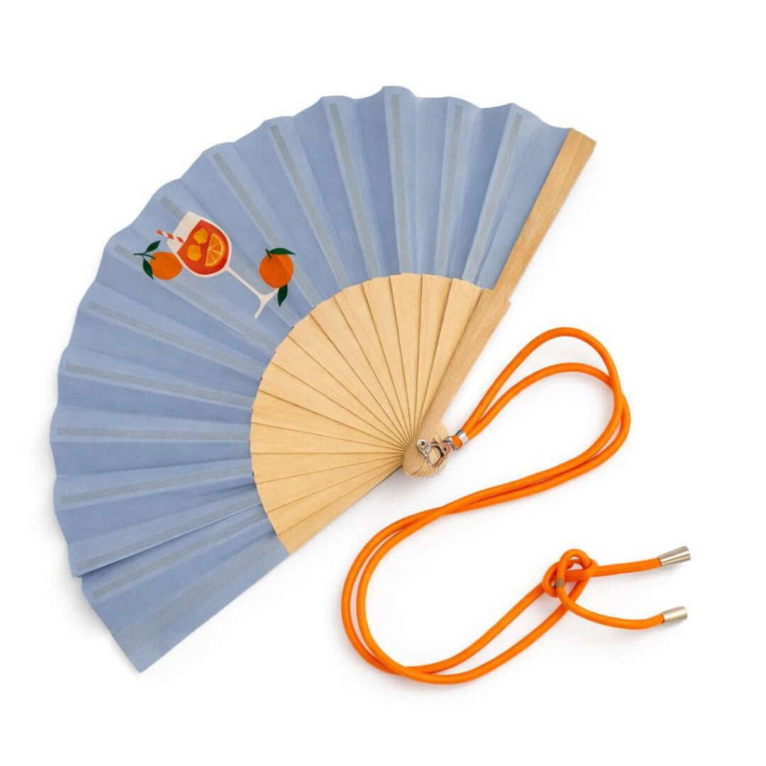 Stylische Fächer für den Sommer in blau mit Drink-Design und orangefarbener Schnur.