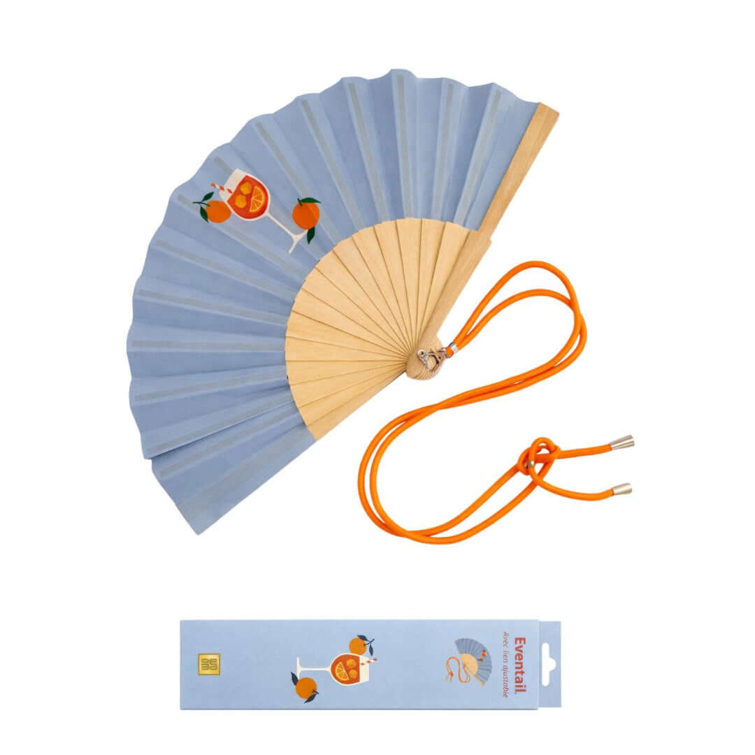 Stylische Fächer für den Sommer in Blau mit buntem Design und orangefarbener Schnur, ideal für heiße Tage.