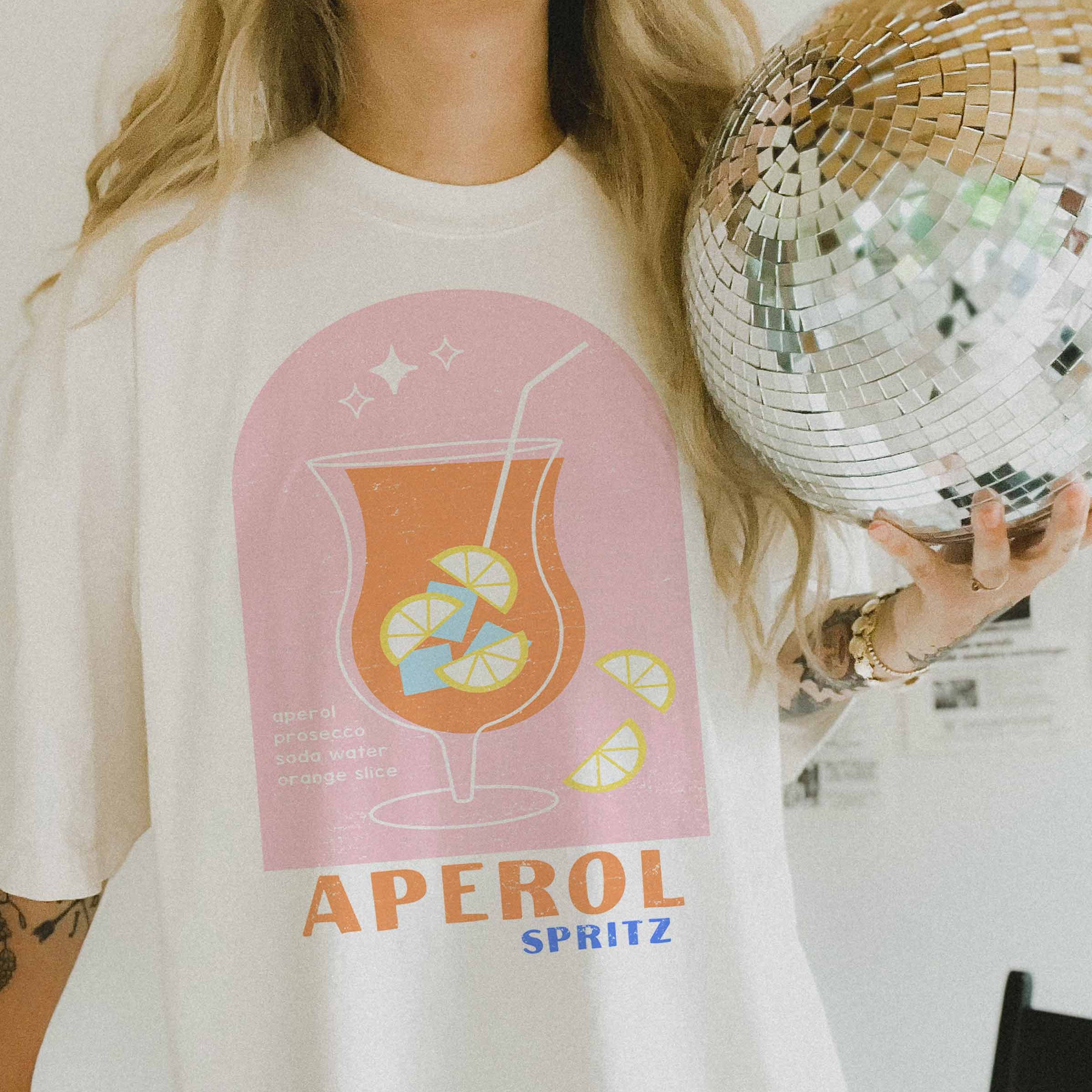 Aperol Oversized T-Shirt in Weiß mit Grafikdruck eines Cocktails und Limetten.