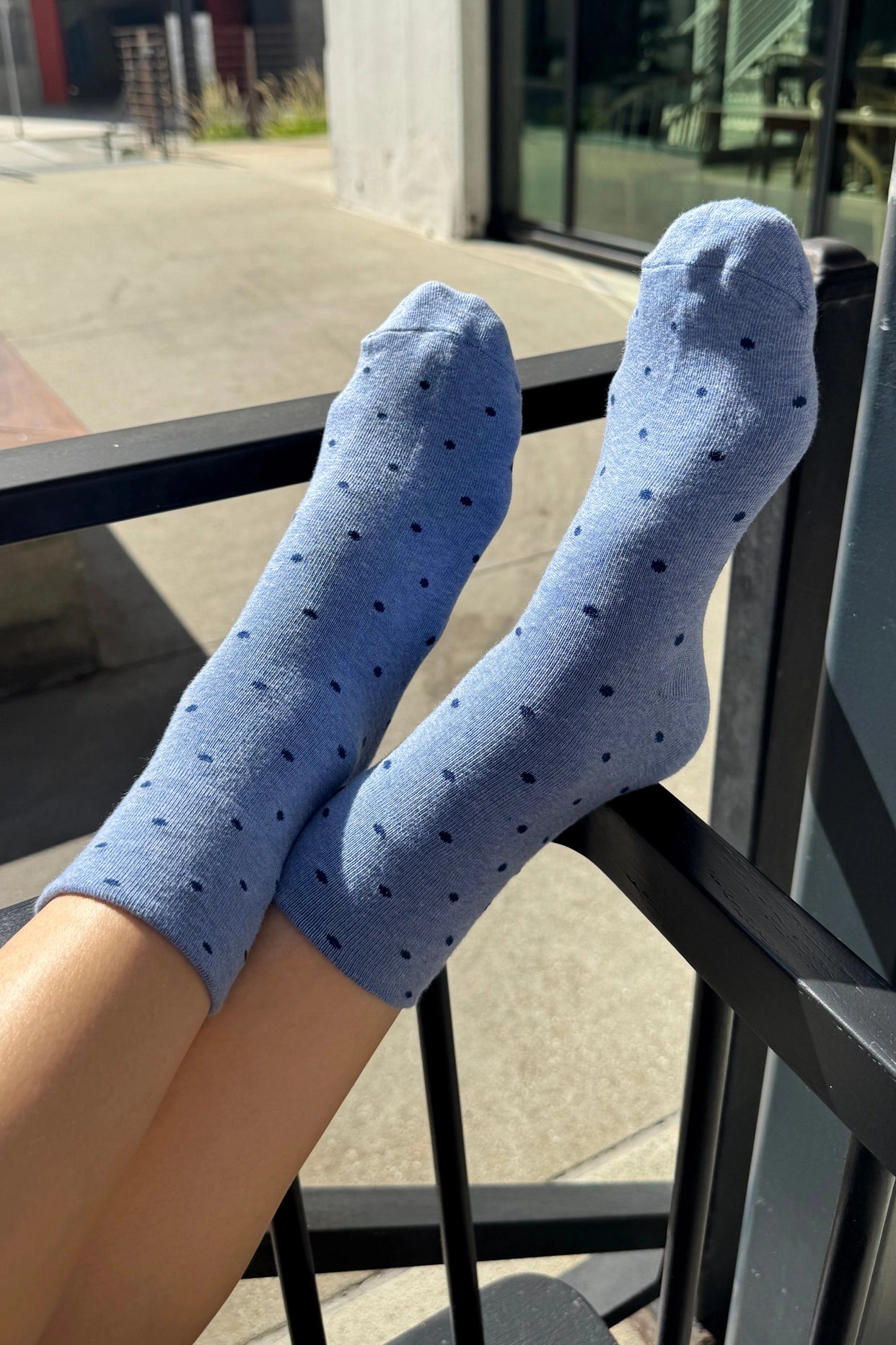 Gepunktete Sneaker-Socken blau