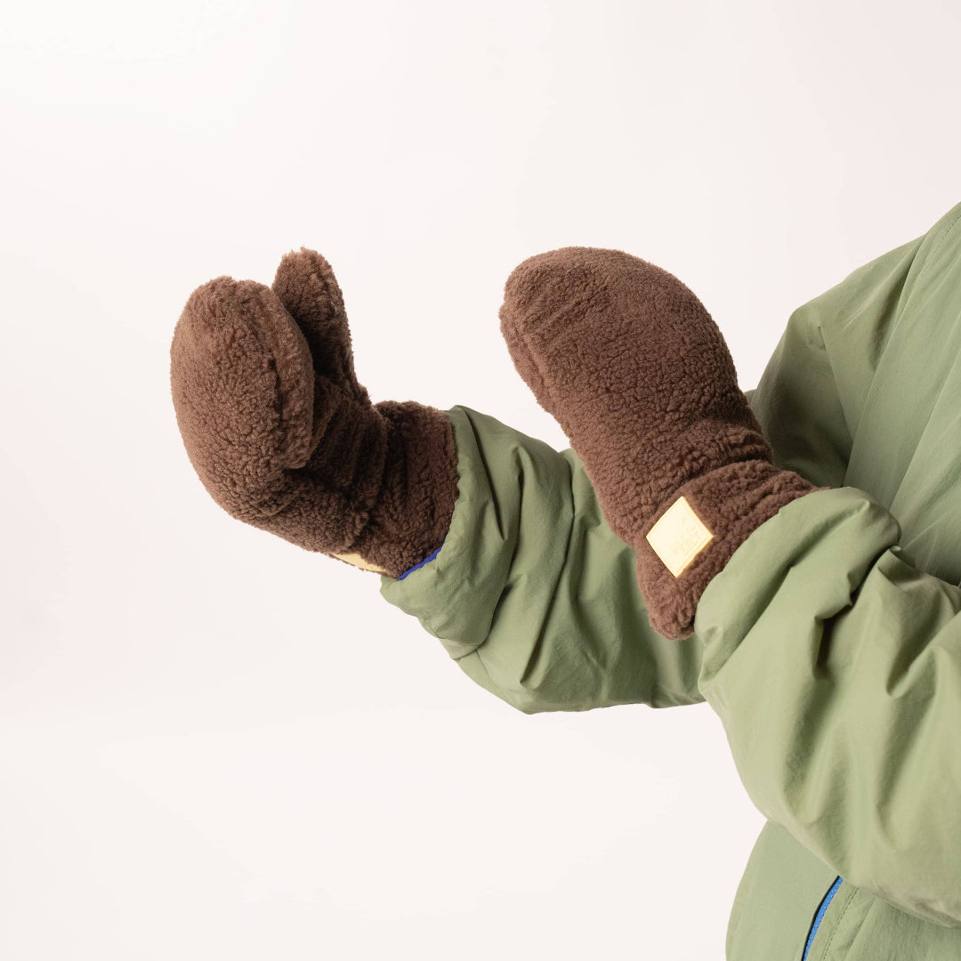 Braune BILLYBELT Fäustlinge aus weichem Fleece, getragen als winterliches Accessoire