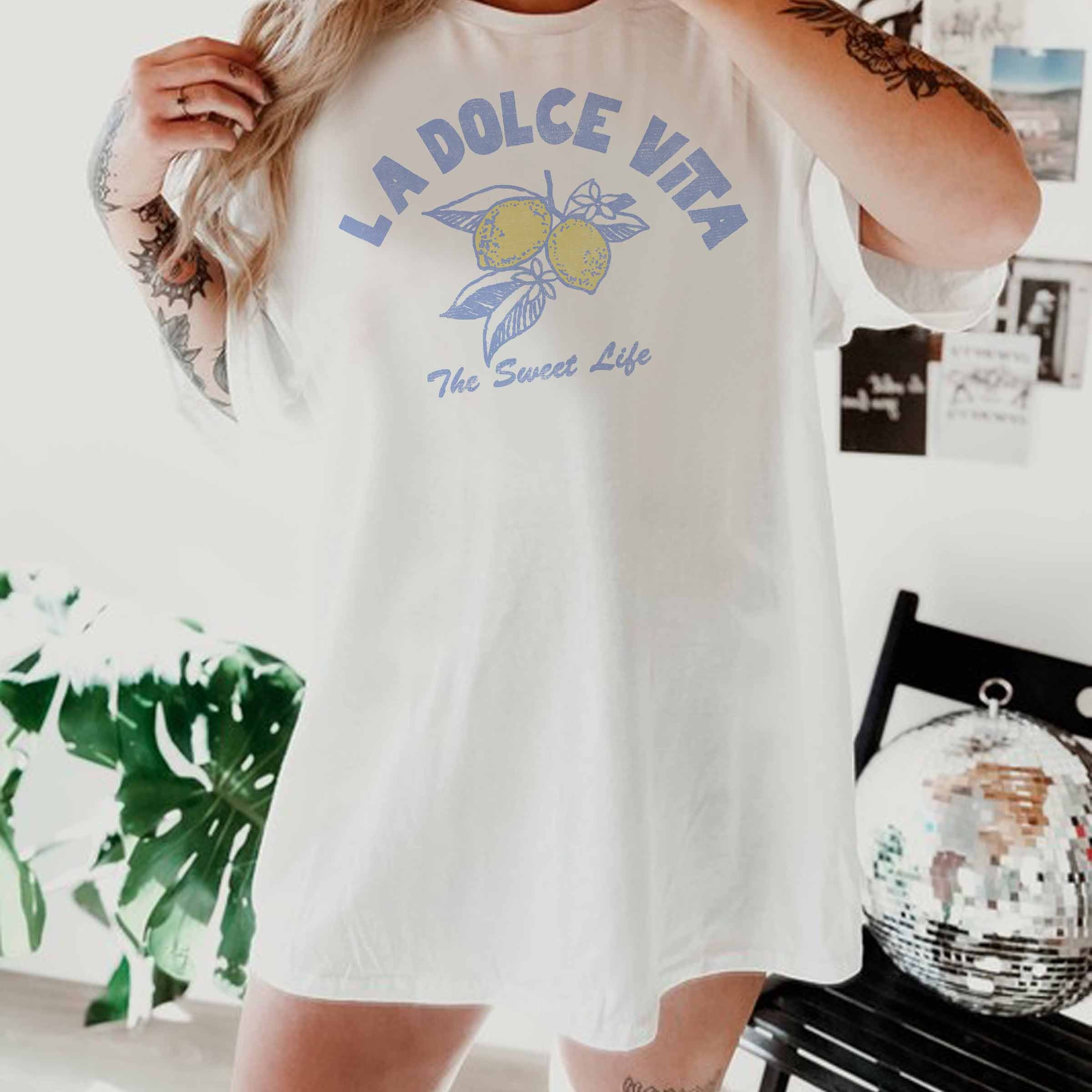 LA DOLCE VITA T-Shirt in Weiß mit Grafikprint und entspannter Passform für lässige Looks