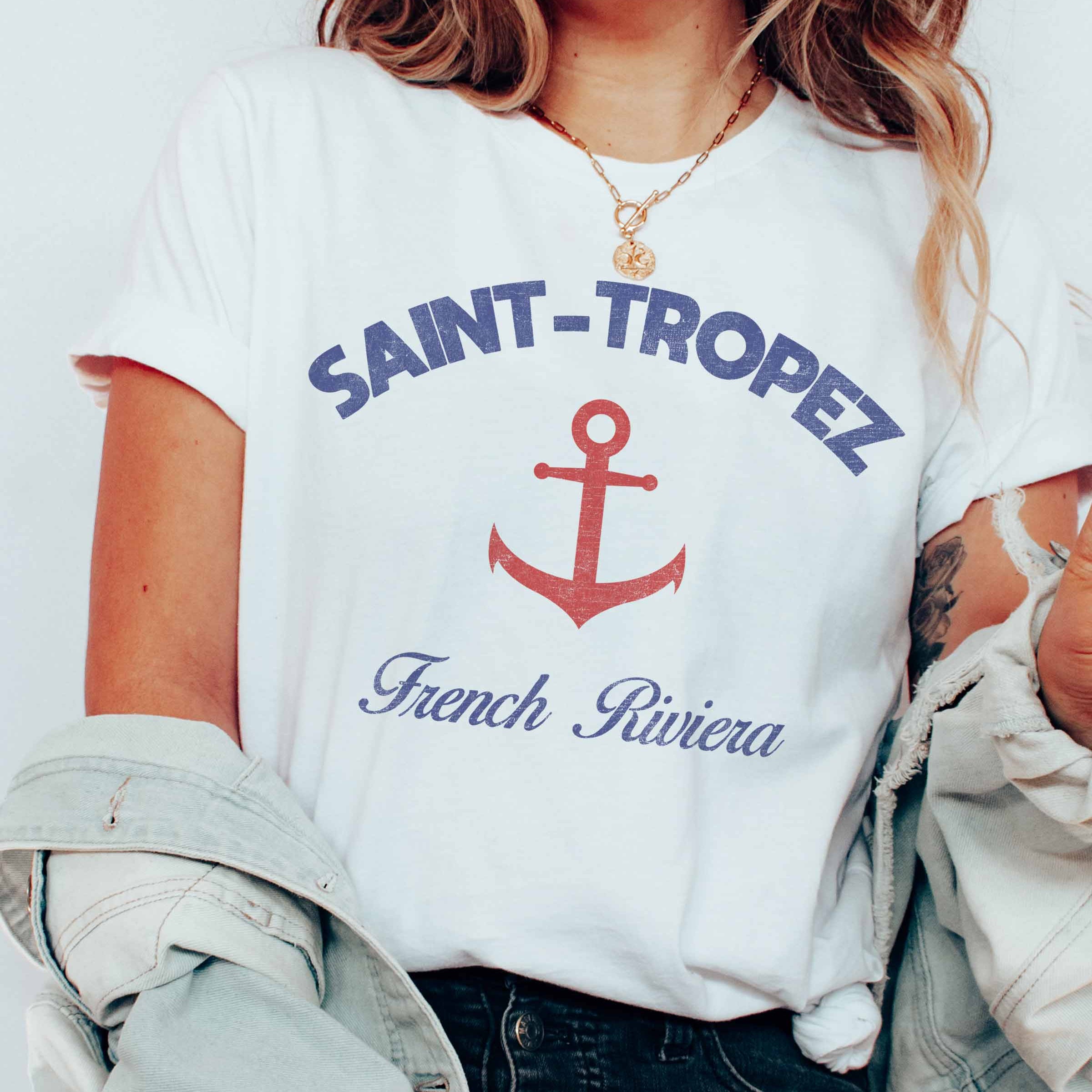 Saint Tropez Grafik T-Shirt hellgrau mit Anker-Design, lässig kombiniert mit Jeansjacke.
