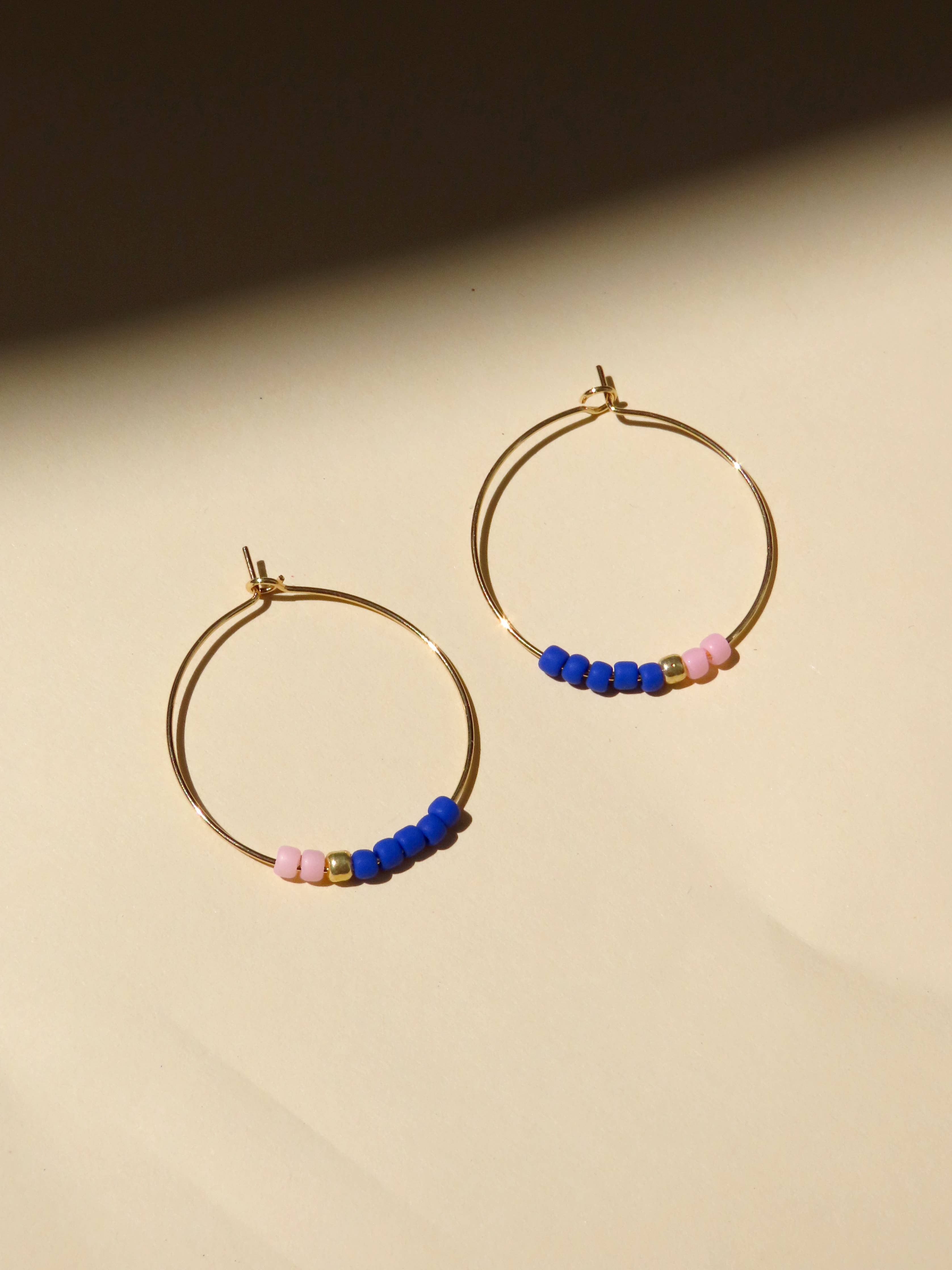 Boucles d'oreilles créoles | Perles Toho bleu + rose