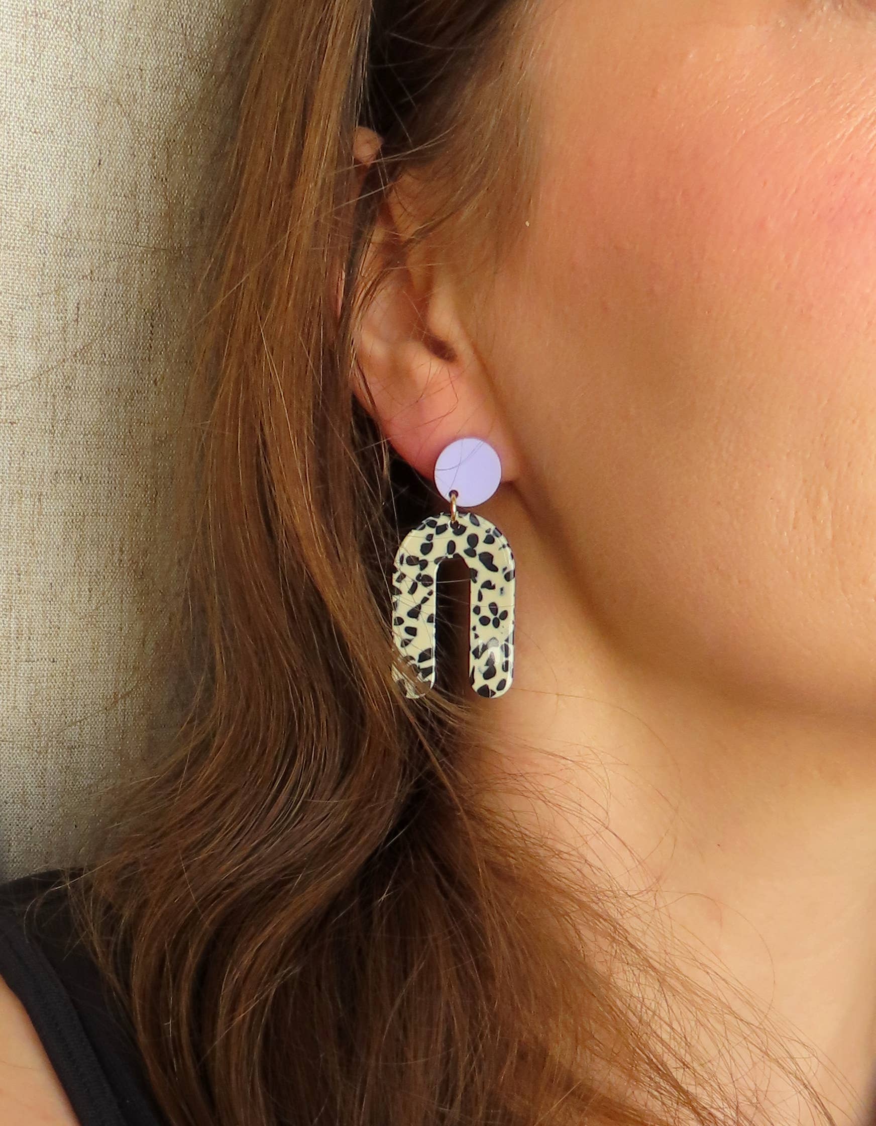 Boucles d'oreilles Statement | Arc Slim Greige à pois