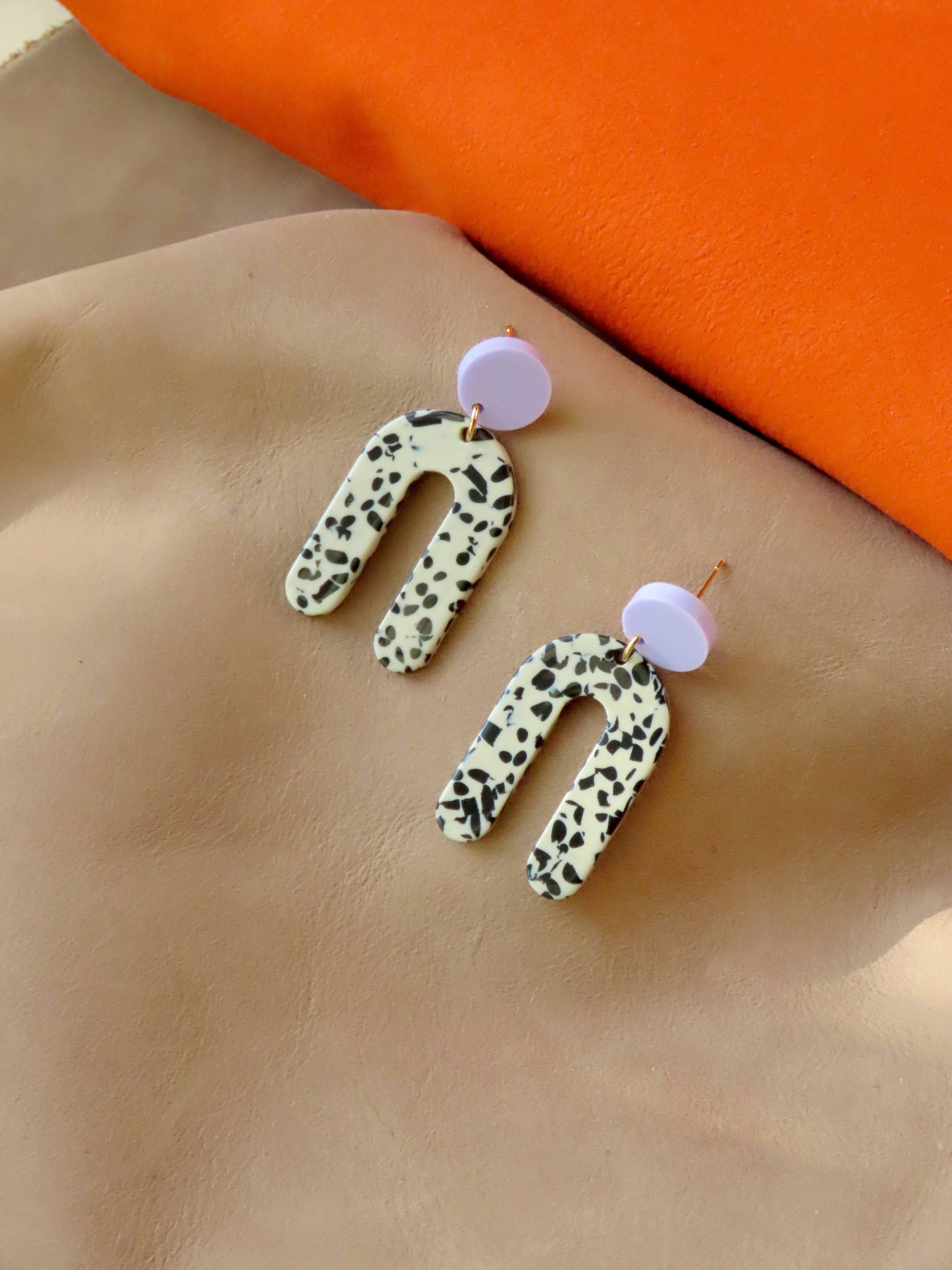 Boucles d'oreilles Statement | Arc Slim Greige à pois