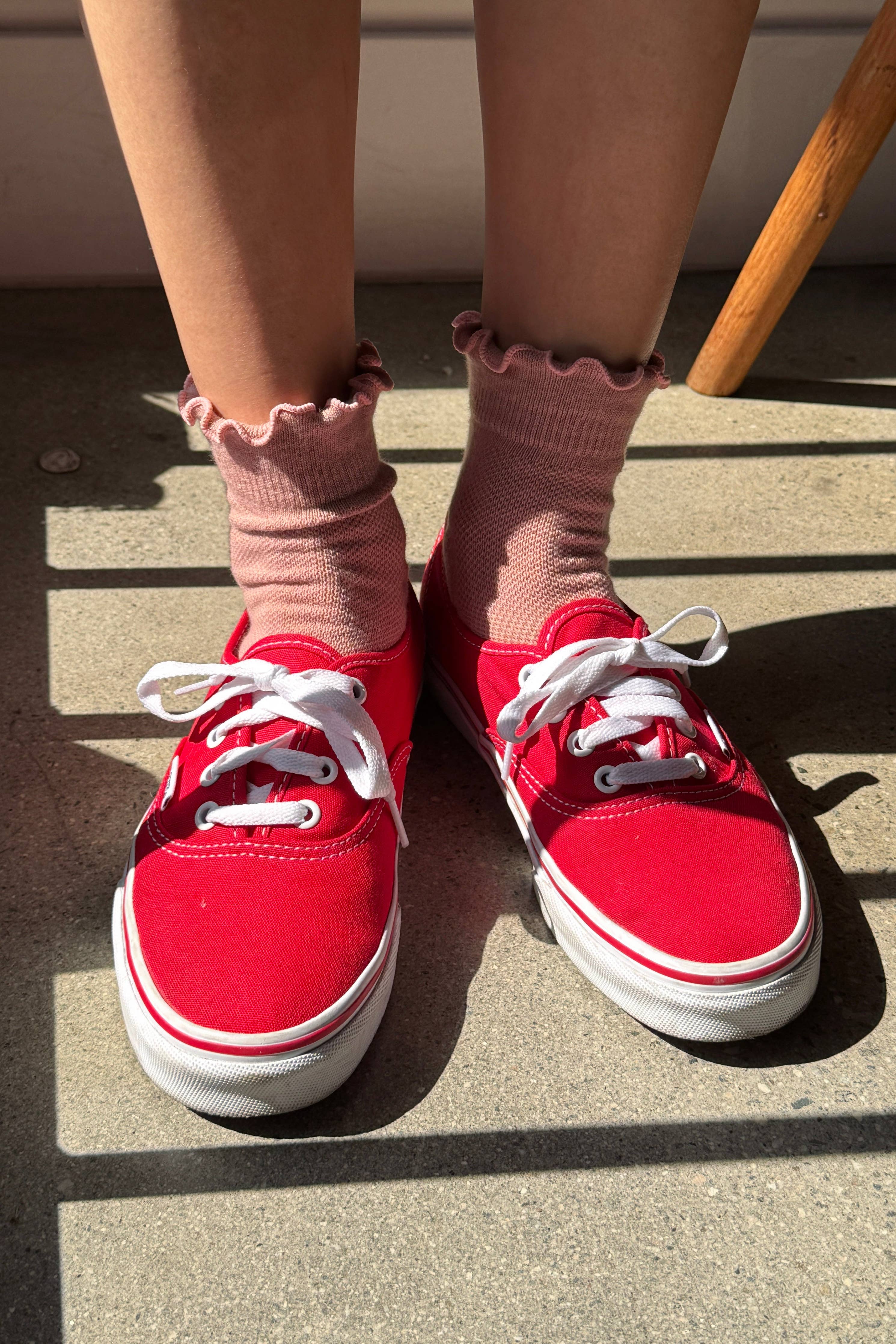 Rüschen-Hugger-Crew-Socken (Großhandel): HT. GREY / RED