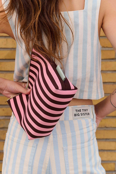 Trousse à maquillage rayée en tricot | chocolat + bubblegum