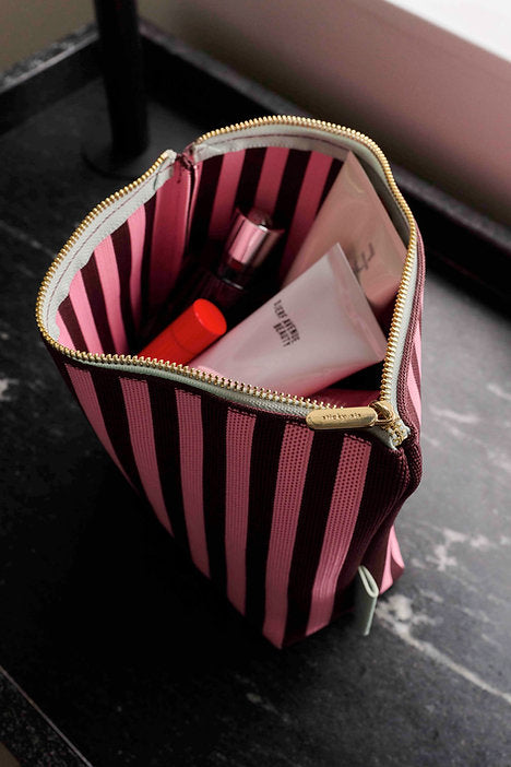 Trousse à maquillage rayée en tricot | chocolat + bubblegum