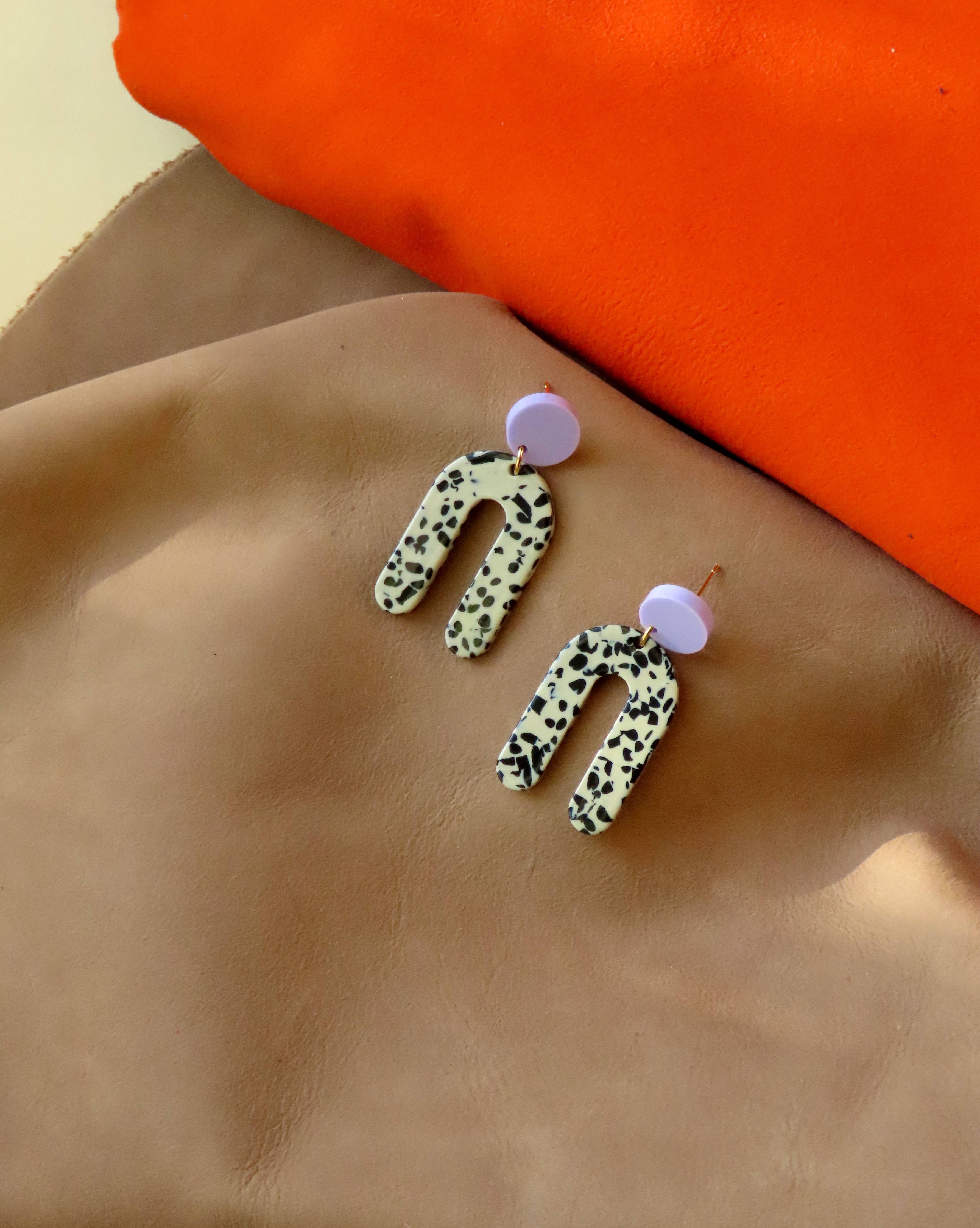 Boucles d'oreilles Statement | Arc Slim Greige à pois