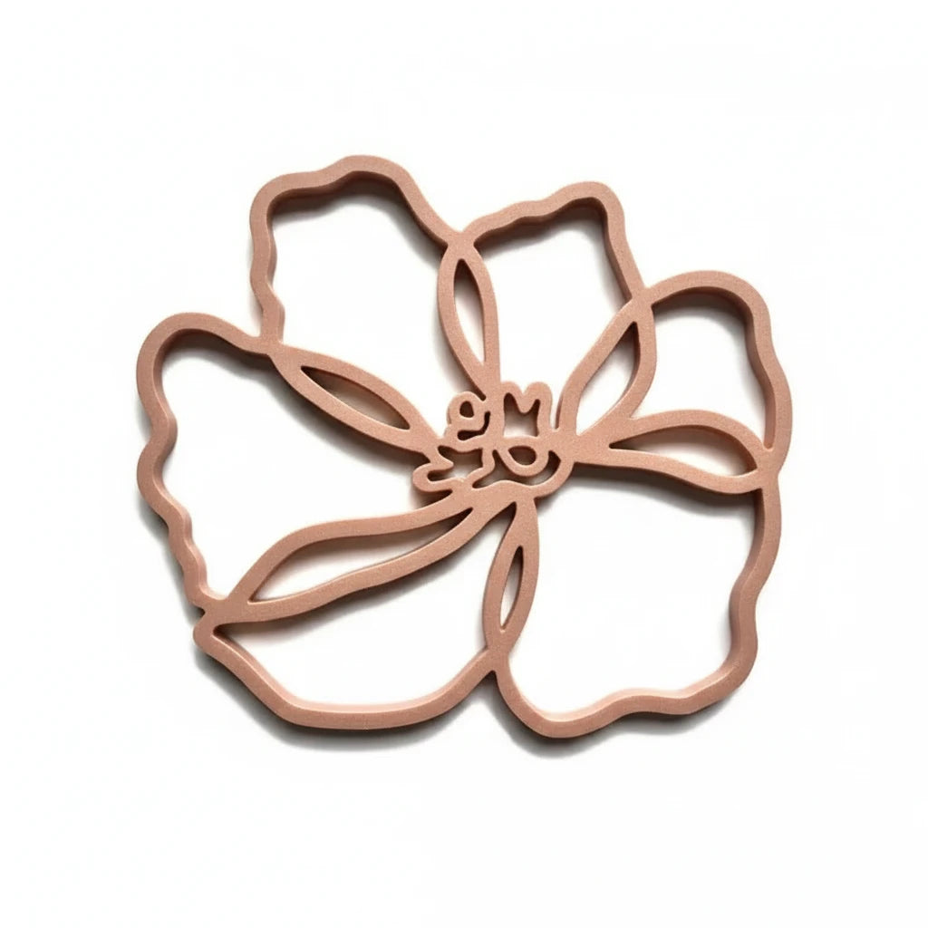 Silikon Pfannenuntersetzer dusty rose in Form einer Blume, idealer Schutz für Kochoberflächen.
