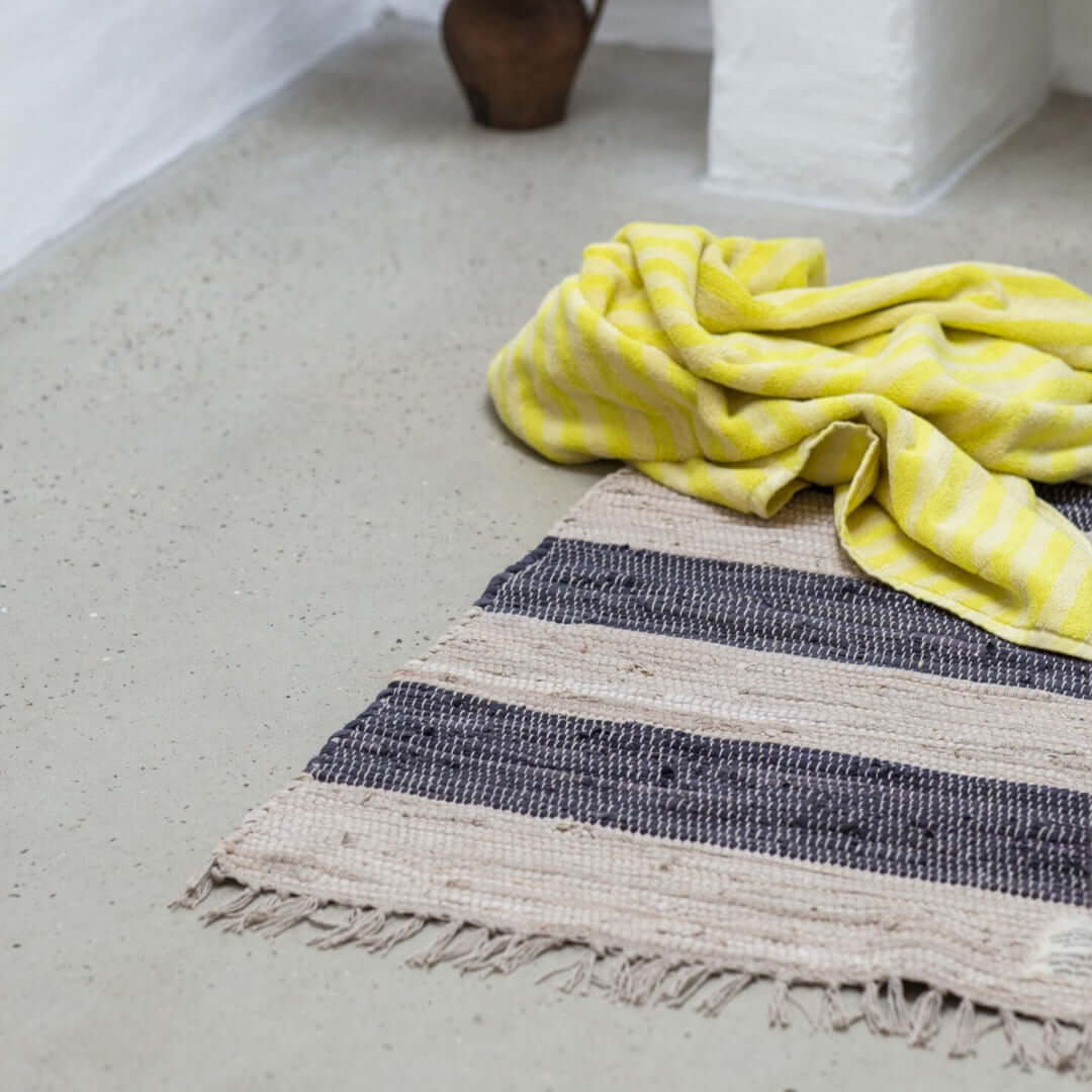 joyne.com | Handgewebter Teppich CHINDI | Beige mit grau von Bongusta