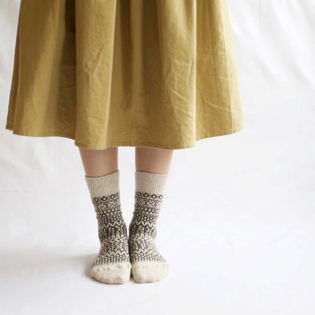 joyne.com | Woll Socken Jacquard Muster | gray & white von Nishiguchi Kutsushita