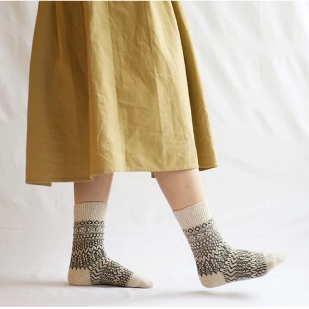 joyne.com | Woll Socken Jacquard Muster | gray & white von Nishiguchi Kutsushita