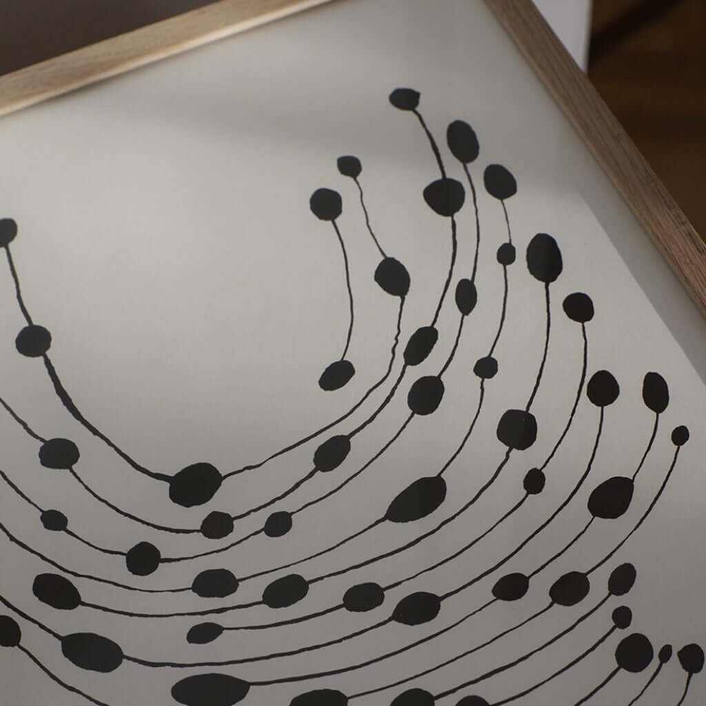joyne.com | Gerahmter Kunstdruck "Dancing Dots" - Leise Dich Abrahamsen | zwei Grössen von The Poster Club