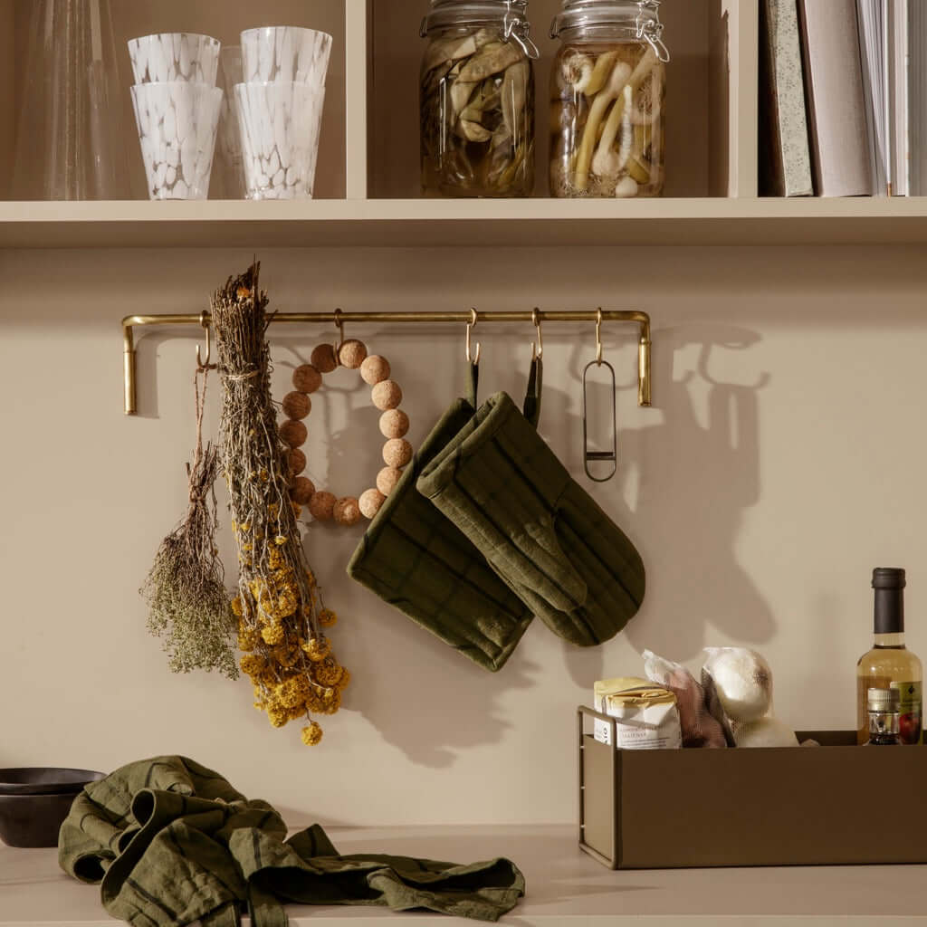 joyne.com | Küchenstange mit 6 Haken | Messing von Ferm Living
